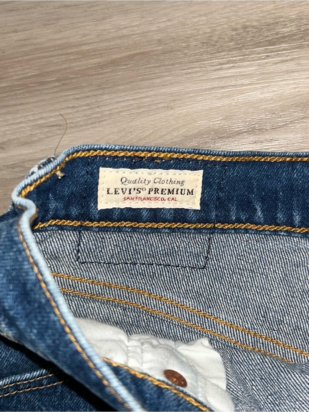 Levi’s Ribcage Shorts 26 High Rise Cut Off Denim Jean Shorts Raw Hem Festival - Picture 4 of 4